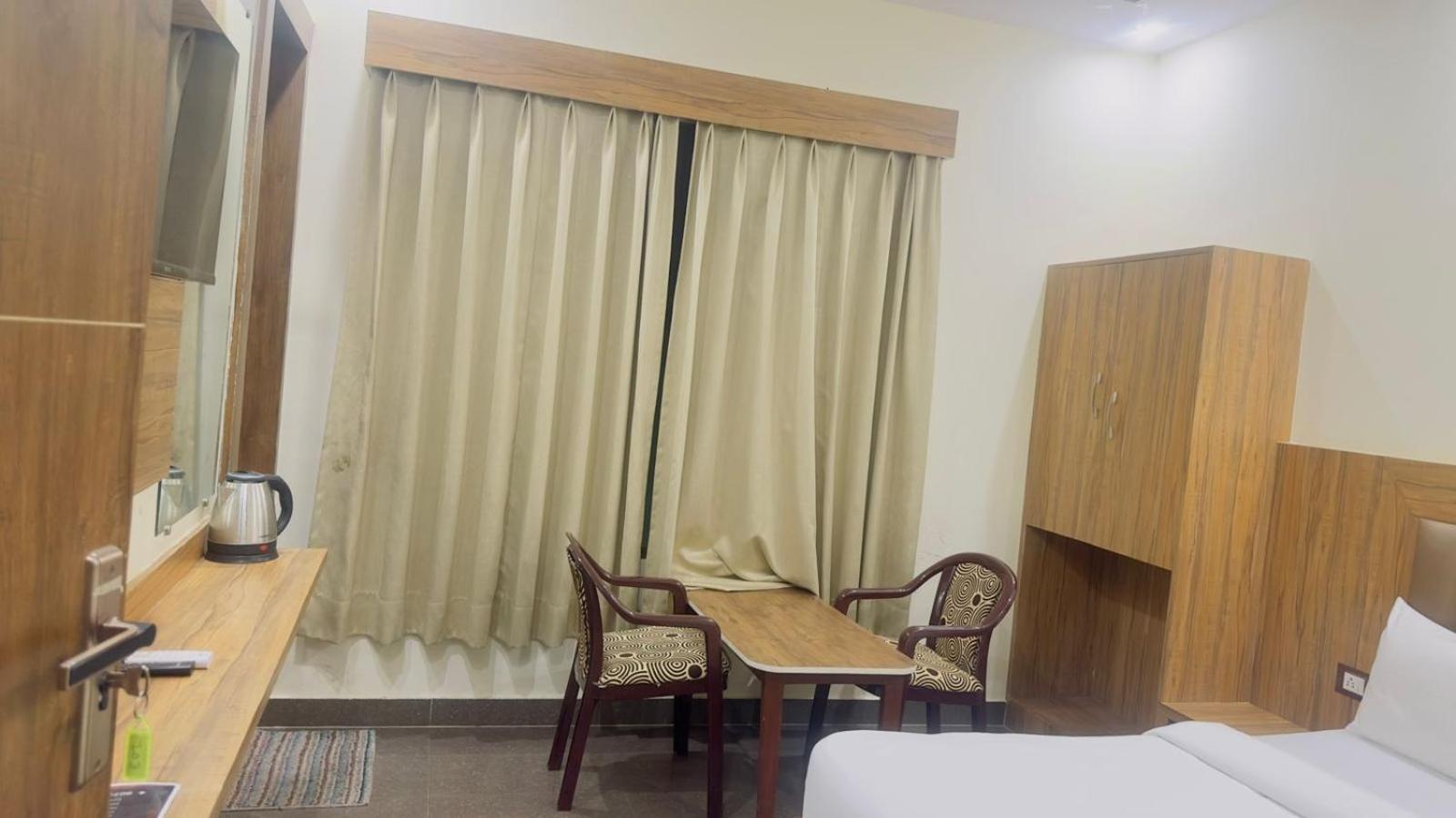 Hotel Gt International Tājganj Exteriör bild