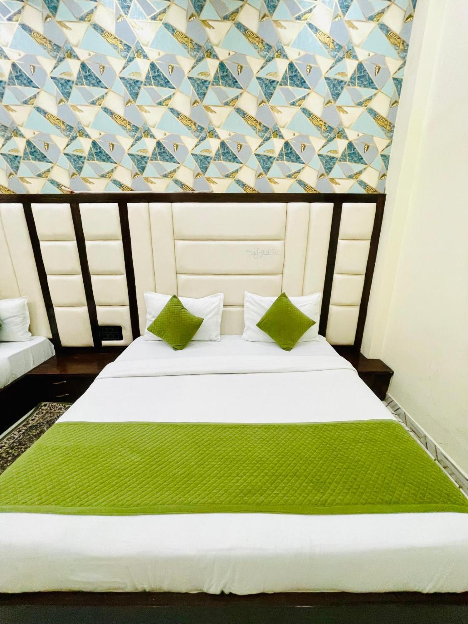 Hotel Gt International Tājganj Exteriör bild