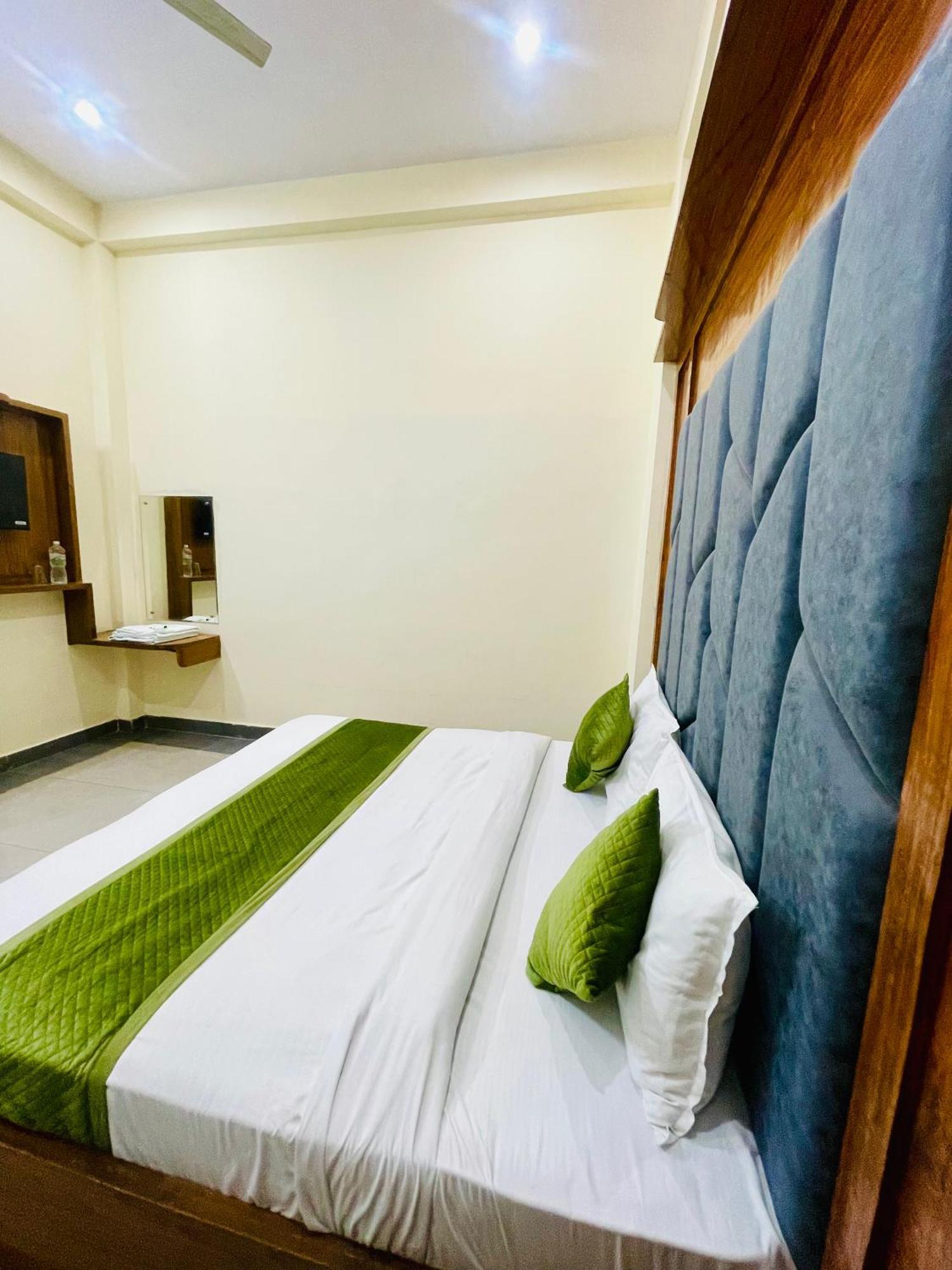 Hotel Gt International Tājganj Exteriör bild