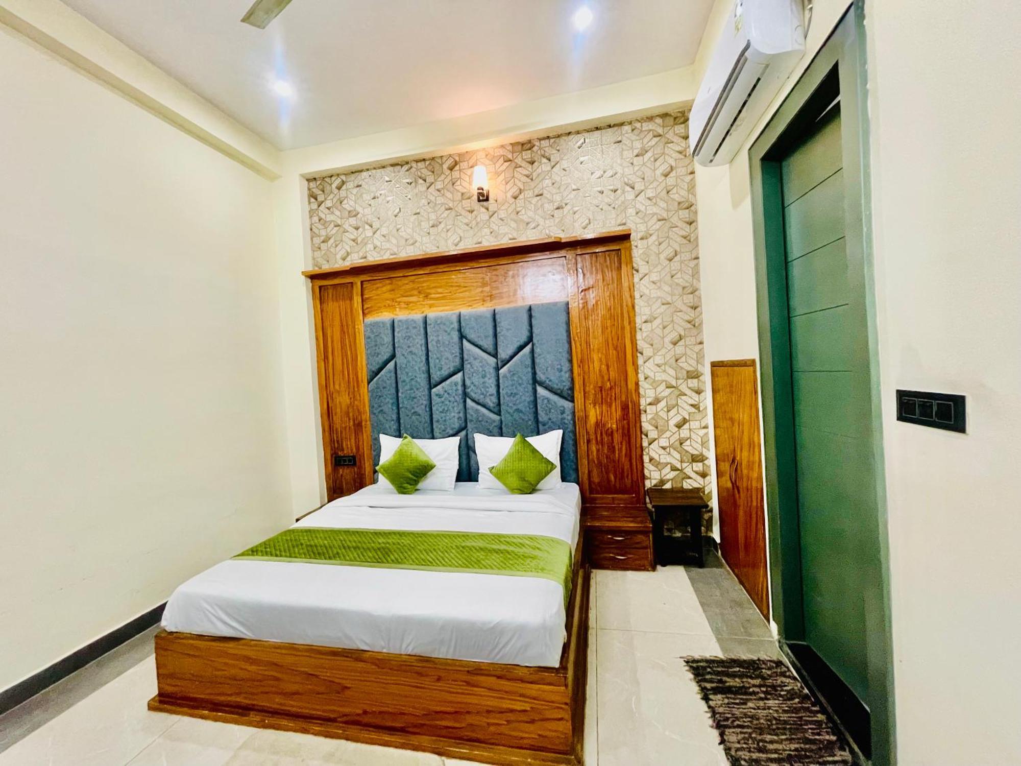Hotel Gt International Tājganj Exteriör bild